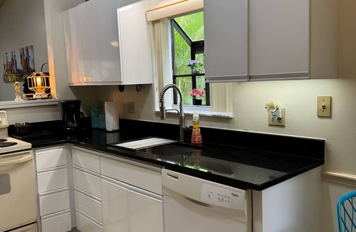 Villas House | Peaceful Gated Community, Walk to Bell Tower, Near Beach. 3 Month Min Stay
