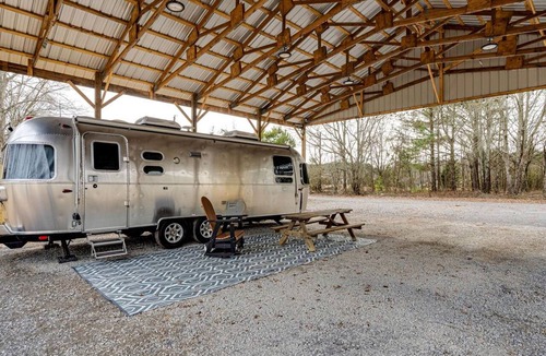 Centre House | Peaceful Lakeside Covered Airstream with Firepit & Kayaks Near Centre, AL