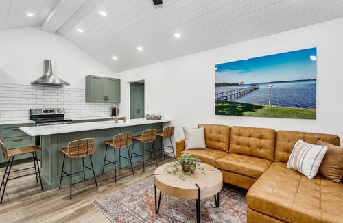 East Hill Apartment | Peaches Place is a Beautiful New Guest House - Heart of East Hill - Fast WiFi - Private Back Yard