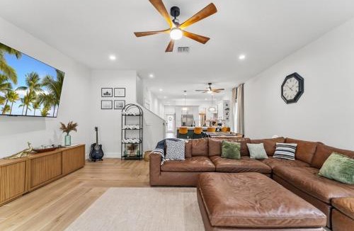 Jensen Beach House | Peacock Palace Brand New Heated and Chilled Pool Golf Gym