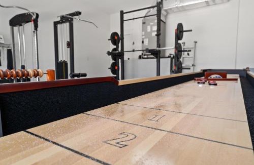 Jensen Beach House | Peacock Palace Brand New Heated and Chilled Pool Golf Gym