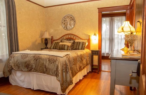 Oakland House | Peacock Room in Central Florida's Historic Gem & wedding venue- The Oakland Manor House