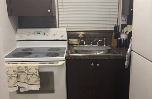 Royal Poinciana Apartment | Perfect 1-bedroom apartment with AC in welcoming Hollywood