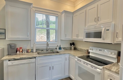 Cedar Bluff House | Perfect Escape to "Stilts". Lake, Pool, Hottub, kayaks, and countless fun!