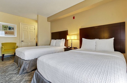 Florida Central Atlantic Coast Hotel | Perfect for Your Next Getaway! Close to Best Restaurants! Free Parking, Pool
