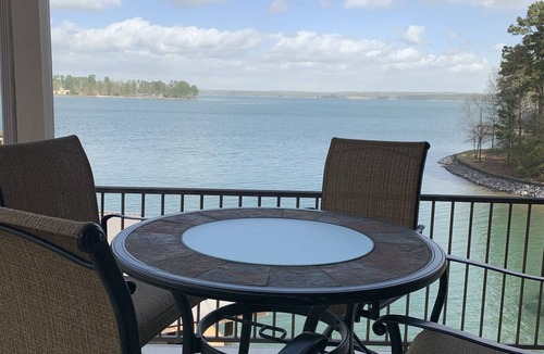 Tallassee House | Perfect Lake Getaway-6 Bedrooms, Ideal Location and Never Ending Views