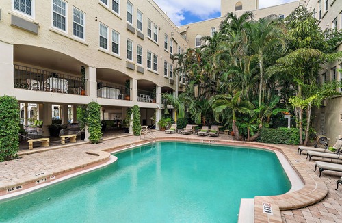 Palm Beach Condo | Perfect Palm Beach Location #2, spacious Condo, WiFi, AC in fabulous Palm Beach.