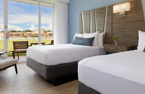 Pinellas Point Hotel | Perfect St. Pete's Stay - Exclusive Cabanas, Outdoor Pool & Attractions Nearby