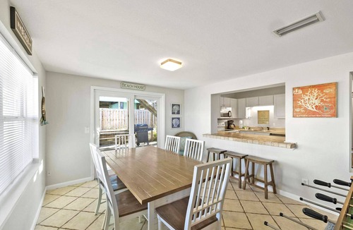 Villa Primera House | Pet Friendly 2 BR Gulf View Cottage | Rooftop Deck | Steps to Beach | Slps 8