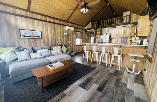 Groveoak Apartment | Pet-Friendly Cabin w/Views & Lake Access - Coco Chateau