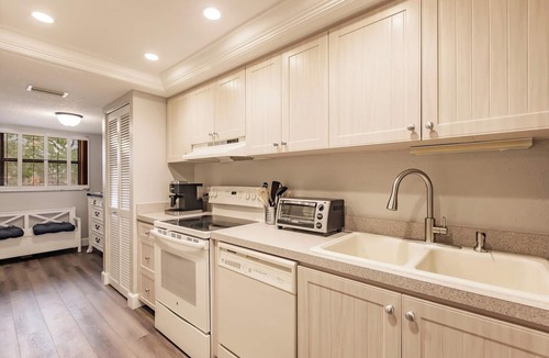Siesta Key Condo | Pet-friendly condo a short walk from private beach & fishing dock on bay