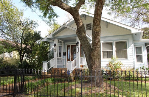 Gulfport House | Pet friendly cottage 1 block to beach fenced in yard with pergola & outdoor tub