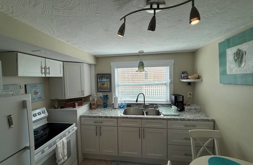 Pass-a-Grille House | Pet-Friendly Cozy Beach Bungalow | 1 Min to Pass-a-Grille Beach with Parking