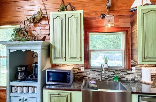 Deatsville Cabin | Pet Friendly+Fee