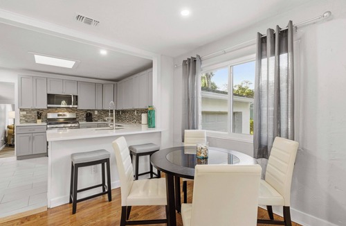 New Smyrna Beach House | 🏖️Pet Friendly | Great Location | Awesome Backyard | Happy Ours🏖️