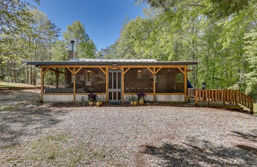 Haleyville House | Pet-Friendly Haleyville Cabin Rental with Kayaks!