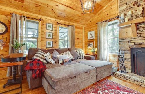 Haleyville House | Pet-Friendly Haleyville Cabin Rental with Kayaks!