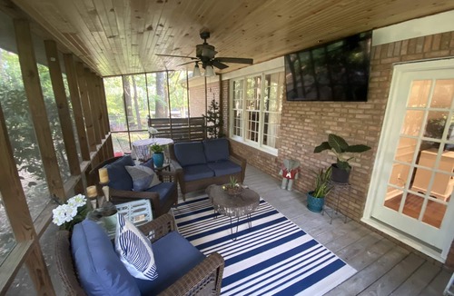 Tuscaloosa House | Pet Friendly Home Minutes from UA with Large Fenced Backyard and Movie Theatre