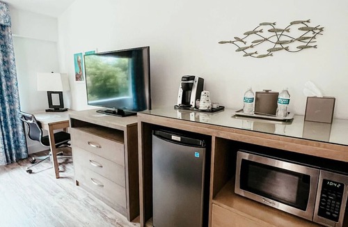 Key Largo Hotel | Pet-Friendly Key Largo Oasis: On-site Dog Park, Sunset Views & Private Beach.