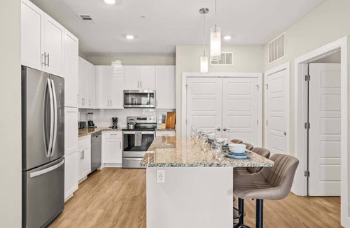 Southeast Orlando Apartment | Pet-Friendly King condo | Pool, Gym, near Parks
