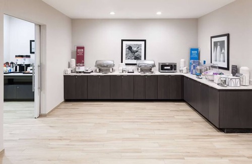 Downtown Fort Lauderdale Hotel | Pet-Friendly Stay | Pool Access | Complimentary Breakfast | Pets Welcome