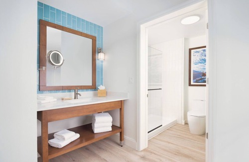 Park Shore Hotel | Pet-Friendly Studio Suite Perfect with Free Breakfast