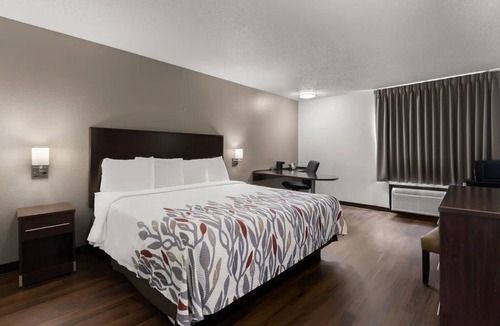 Pooler Hotel | Pet-Friendly Unit Near w/Free Parking & Pool Access | 2 miles to SAV Airport