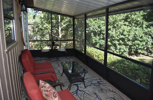 Dunnellon House | Pet safe fenced backyard on Withlacoochee River Kayaks Bikes internet provided