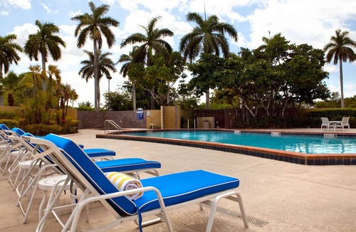 Ludlam Hotel | Pets Allowed, FREE Parking! 3 Convenient Suites Near Winton Lake and Dulle Park