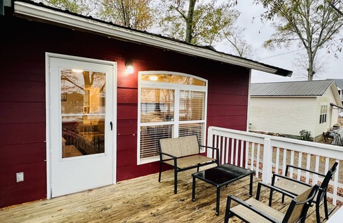 Lincoln Apartment | Pet’s love “The Bachelor” Lakefront Apt @ Sunset Estates
