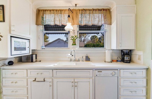 East Hill House | Pickles Palace - Sleeps 8, dog-friendly near bay