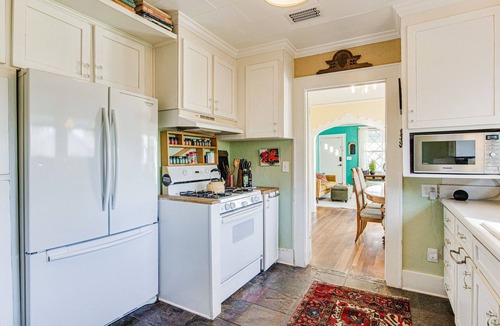 East Hill House | Pickles Palace - Sleeps 8, dog-friendly near bay