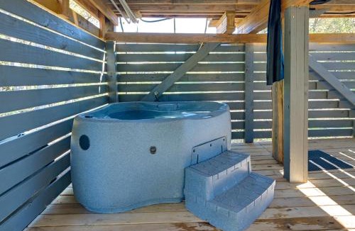 Cherokee Apartment | Pickwick Lake Cabin Private Hot Tub, Shared Perks