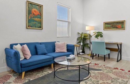 Gillespie Park Apartment | Pineapple Paradise #2 13 min to Beach Fire Pit