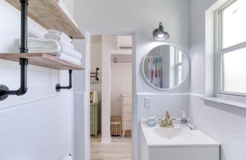 Schulte Park House | Pineapple Shores Retro Inn