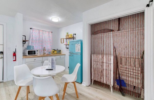 Bridgeport Heights Apartment | Pineapple Shores Retro Inn 5