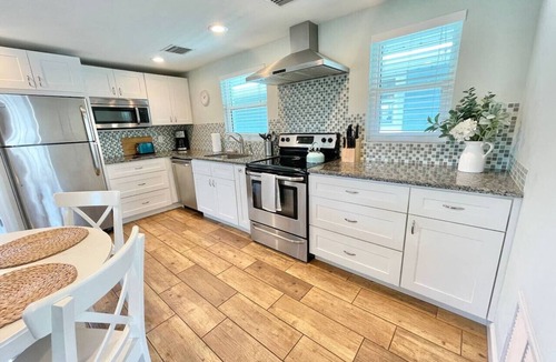 Southgate Apartment | Pinecraft 2BR Retreat Minutes to Siesta Key