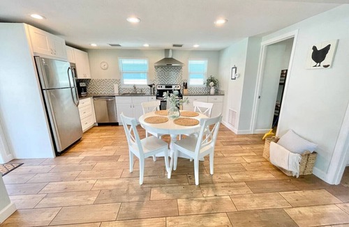 Southgate Apartment | Pinecraft 2BR Retreat Minutes to Siesta Key