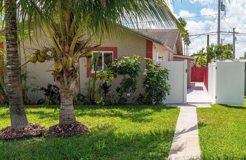 Lauderhill Apartment | Pleasant studio with AC in friendly Lauderhill neighborhood