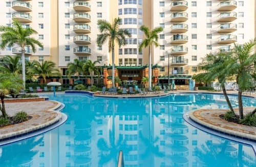 Survey Creek Apartment | Pompano Beach | Couples Golf Getaway | Pool + Golf