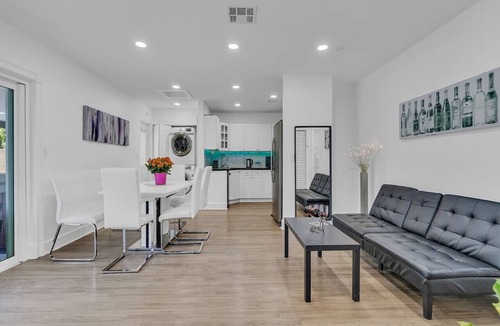 Kendale Lakes Villa | Pool & Canal-View Townhouse | Miami Oasis + BBQ