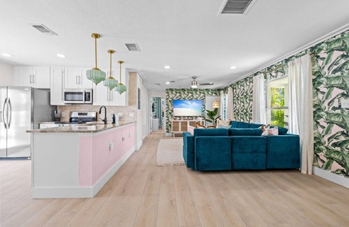 Sun Bay South House | Pool/Hot Tub/Mini Golf Oasis|10 min from Downtown!