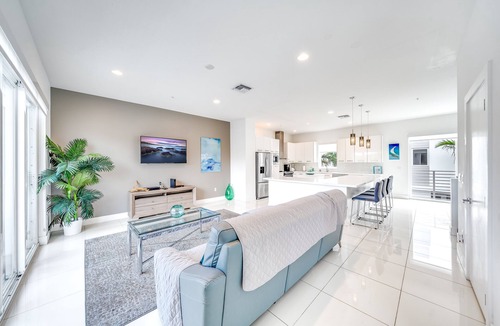 Pompano Beach House | Pool+Hot Tub+Sauna+Gym! 1 Minute Walk To Beach!