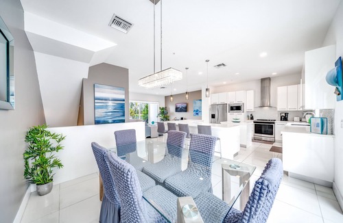 Pompano Beach House | Pool+Hot Tub+Sauna+Gym! 1 Minute Walk To Beach!