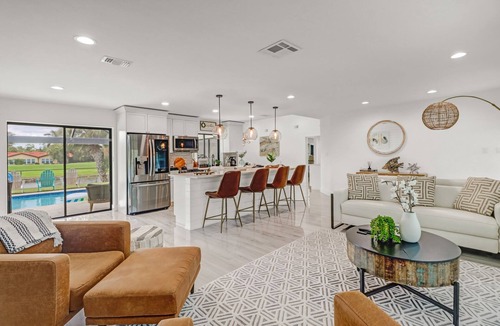 Central Naples House | POOL HOUSE, CLOSE TO THE BEACH & DOWN TOWN NAPLES! * WITH GAME ROOM*