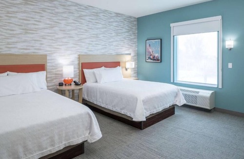 Port Canaveral Hotel | Portside 2 Queen 1BR w/Outdoor Pool | 0.4 mi Oceanside Distillery