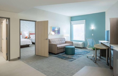 Port Canaveral Hotel | Portside 2 Queen 1BR w/Outdoor Pool | 0.4 mi Oceanside Distillery
