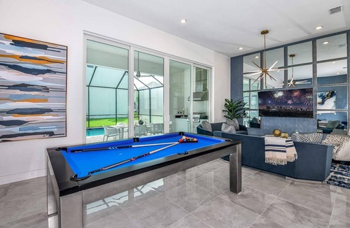 Loughman House | Posh Home w Sci-Fi Theme BR, Arcade, Theater, Game Loft, Spa Pool - Near Disney