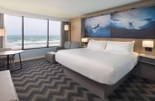 Cocoa Beach Hotel | Premier Oceanfront King Room | Pool | Snorkeling, Bike Rides & Ocean Dining
