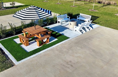 Foley RV Rental | Premium RV Site 81 - Gated, Heated Pool & Near OWA
